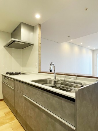 こだわりのクロスとタイルでスタイリッシュで落ち着いた雰囲気に　港区I様邸